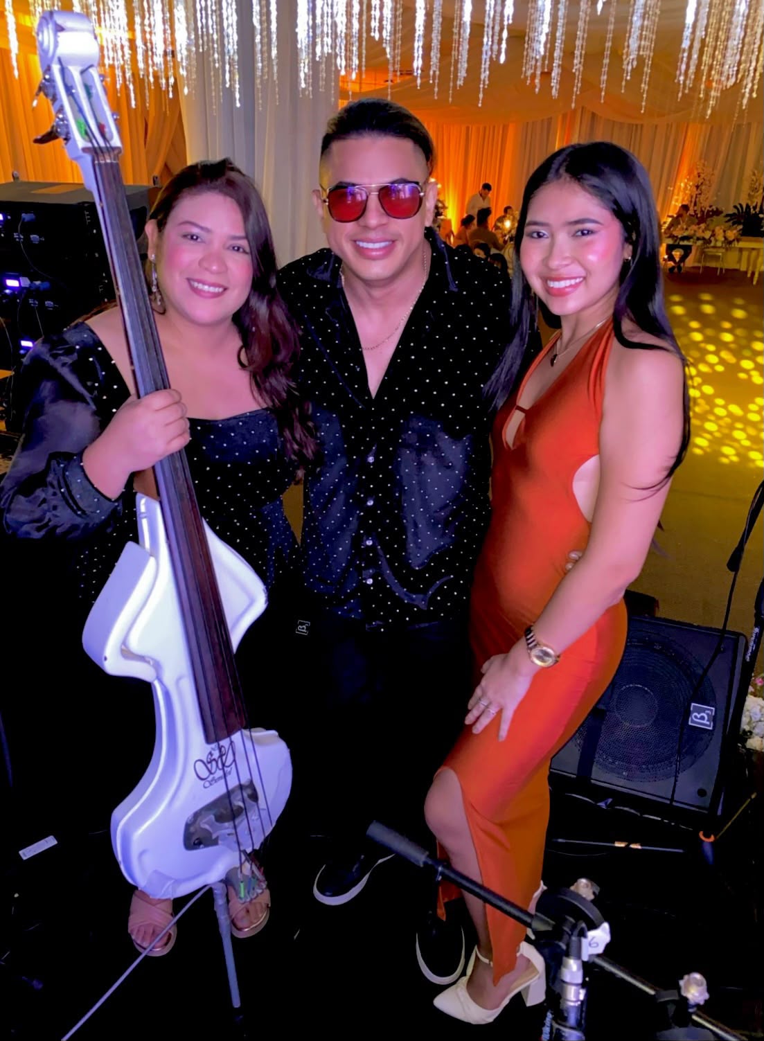 Emi Santiago con ensamble musical en tarima