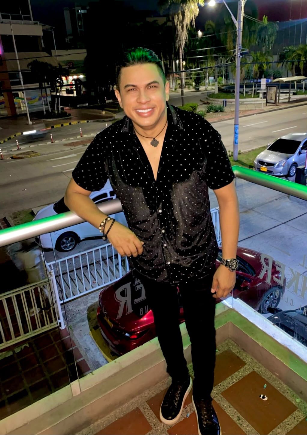 Emi Santiago sonriendo en noche caribeña