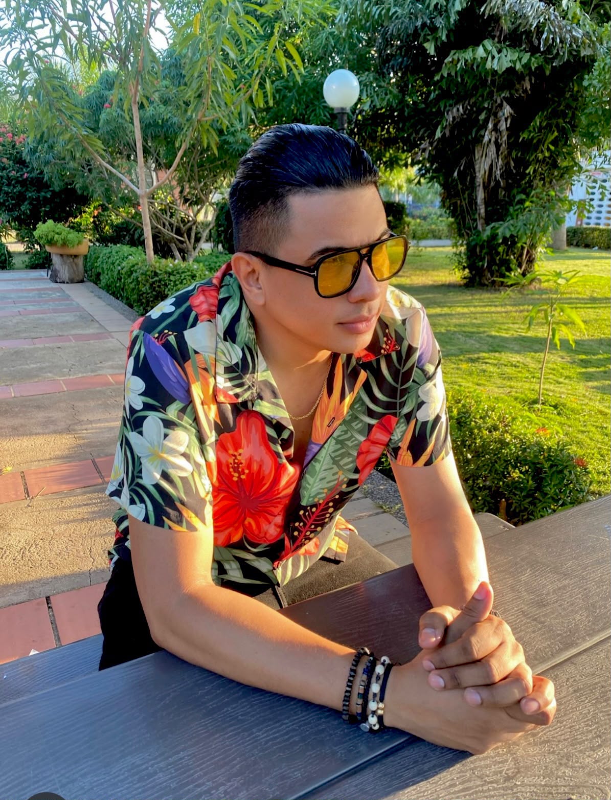 Emi Santiago estilo tropical y sol caribeño