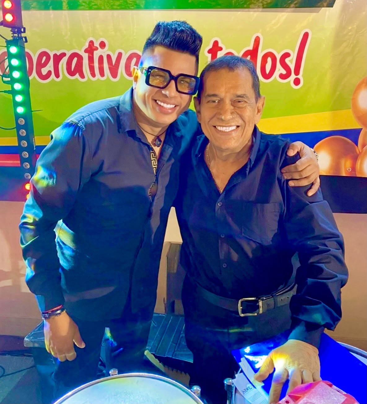 Emi Santiago con maestro de percusión en timbales