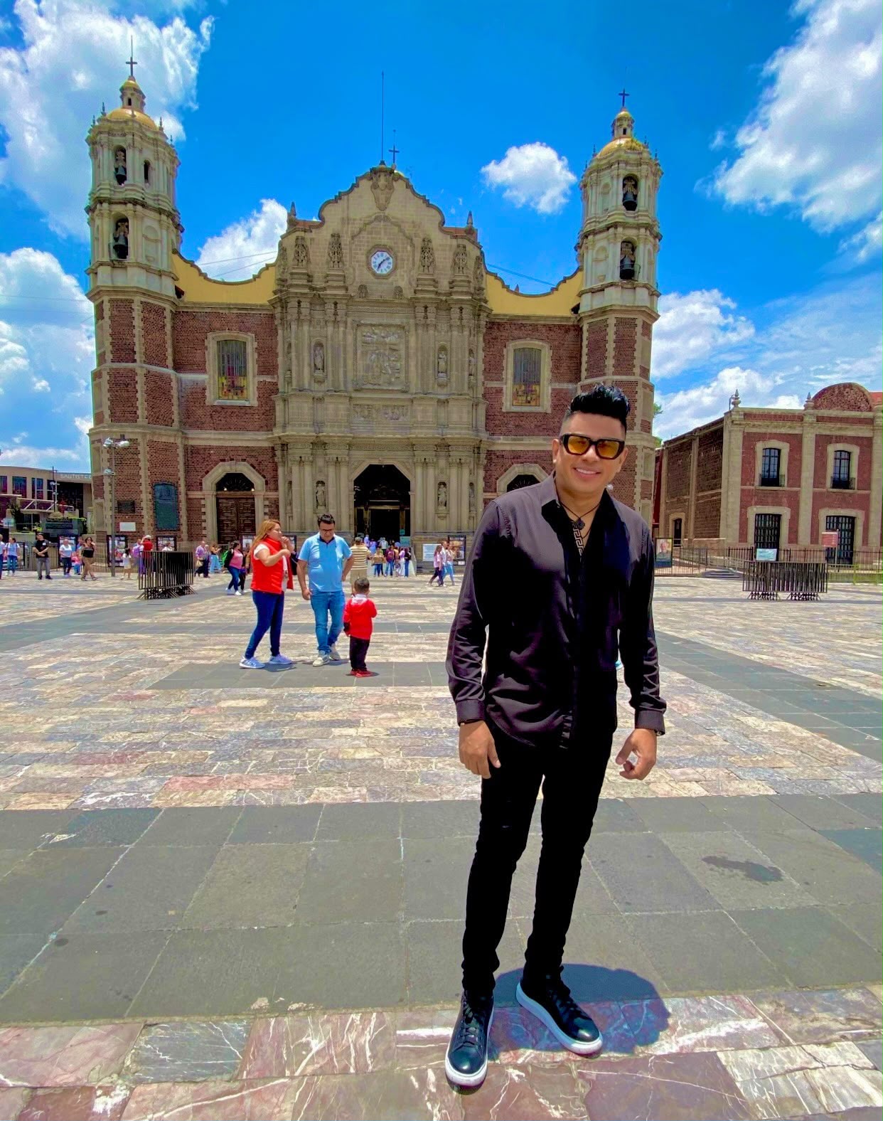 Emi Santiago en plaza histórica