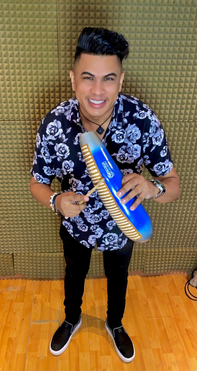 Emi Santiago grabando en estudio con güiro