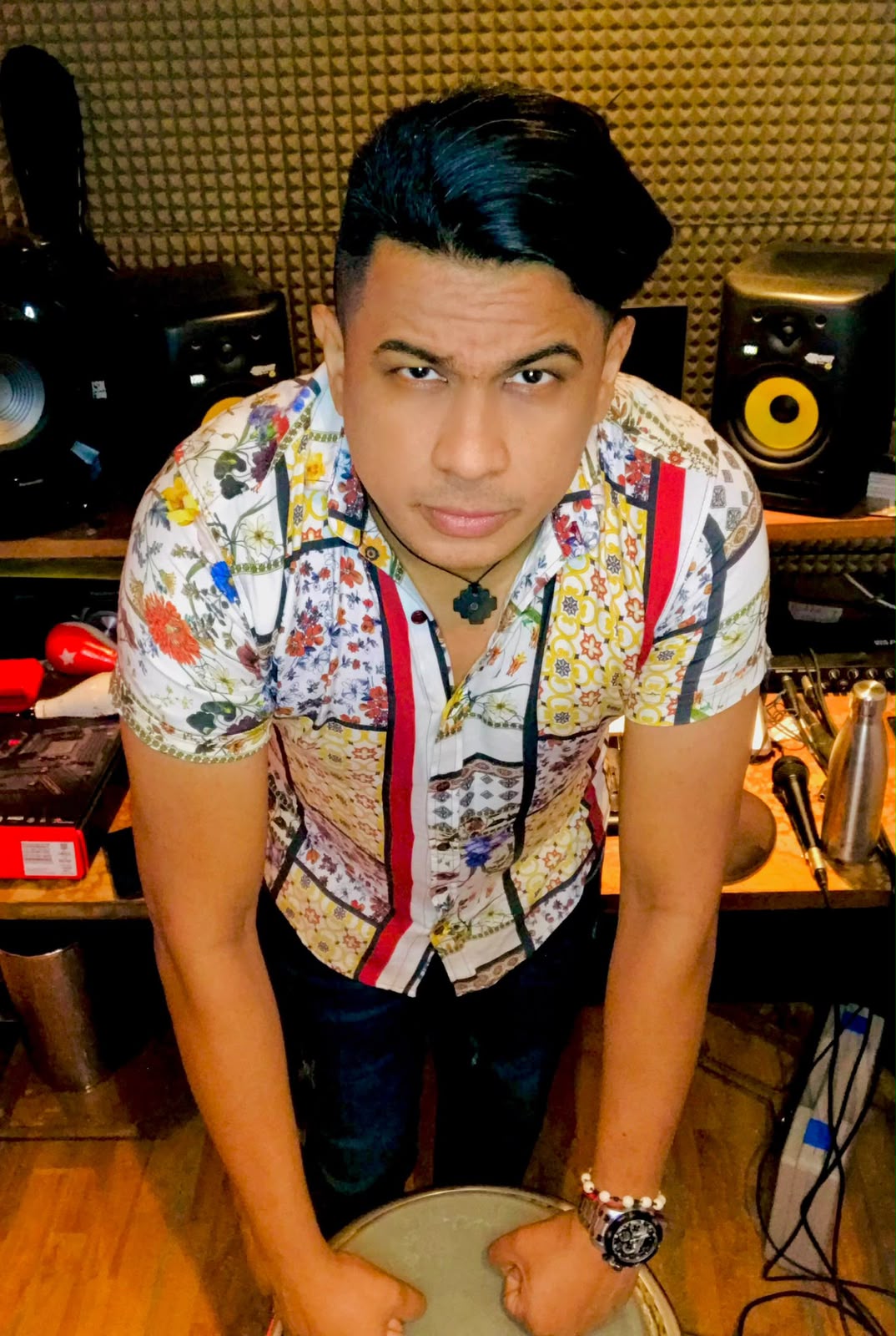 Emi Santiago en congas de estudio de grabación